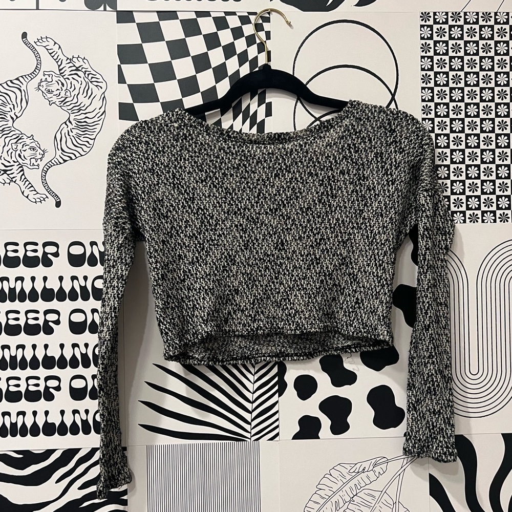 Long Sleeve Cropped Black/White Sweater Size Small One Clothing Women’s Top - Picture 2 of 3